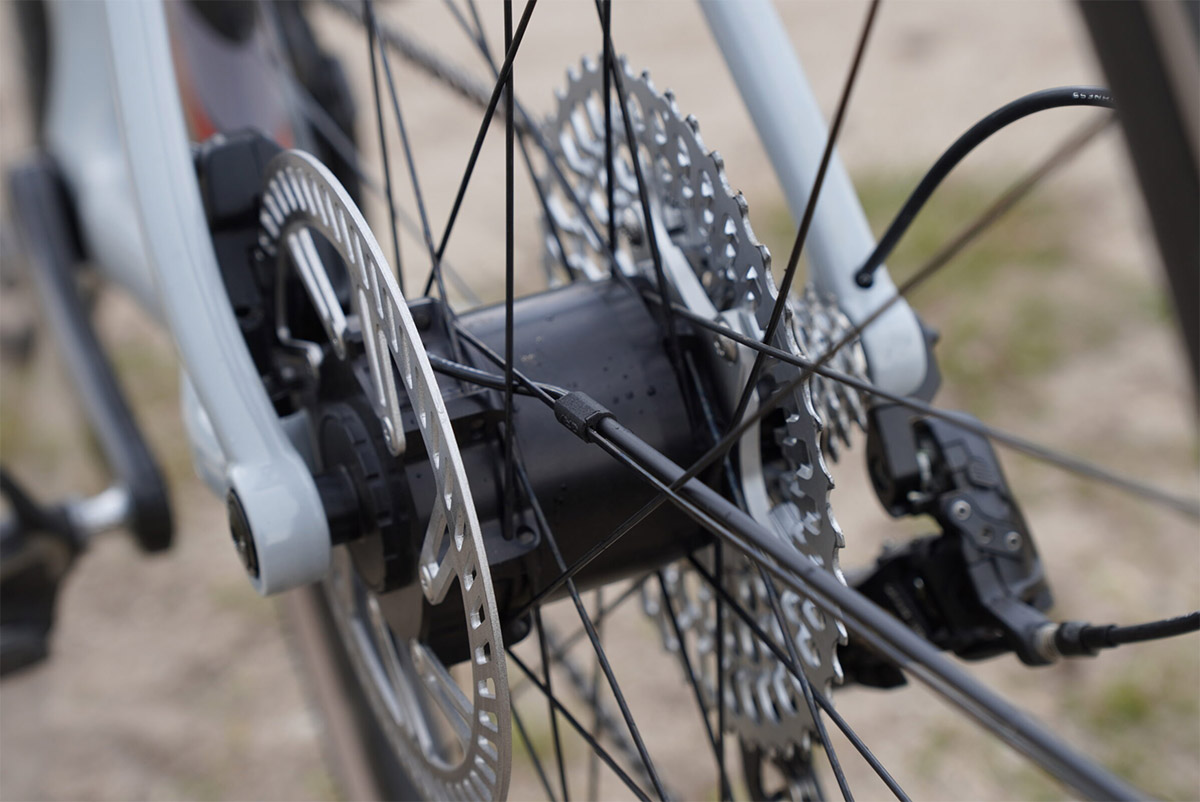 Gravaa kaps adjustable tire pressure system rear hub detail.